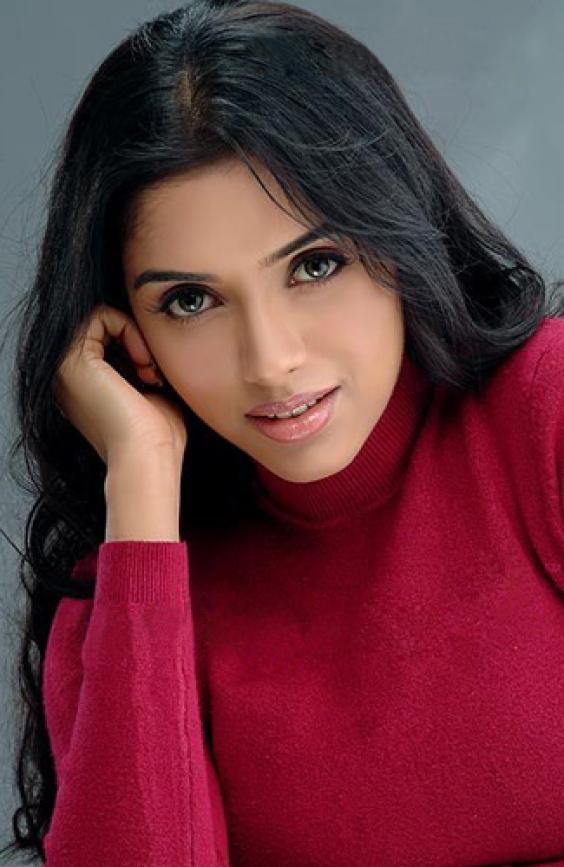 Asin Without Makeup. Asin in an argument with hair
